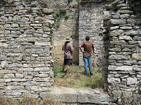 Arqueológos de Ondare Babesa, S.L. haciendo la lectura de alzados de la Iglesia de San Sebastián de Artxua (Foto: Ondare Babesa, S.L.)