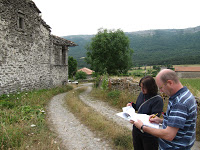 Arqueológos de Ondare Babesa, S.L. haciendo la lectura de alzados de la Iglesia de San Sebastián de Artxua (Foto: Ondare Babesa, S.L.)